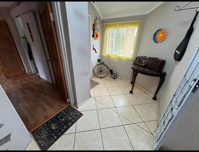 5 BEDROOM TOWNHOUSE FOR SALE IN KEMPTON PARK